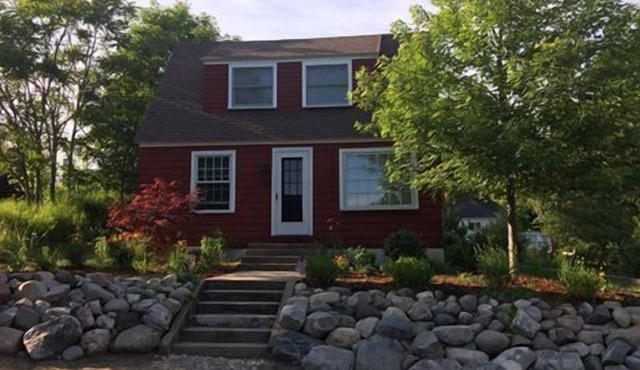 Charming cottage in the village. Walk everywhere. Air conditioning. Dog ok.