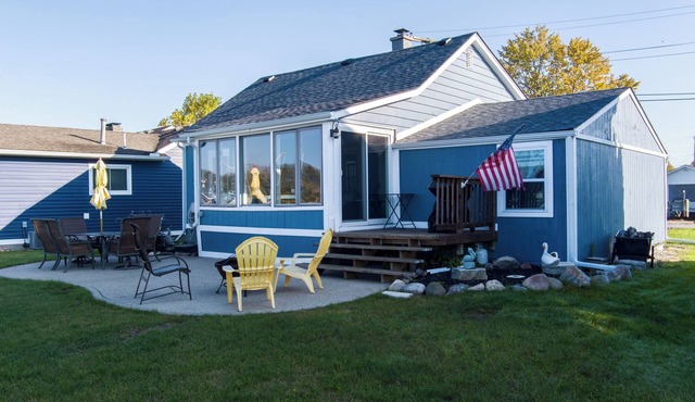Charming cottage right on the canals of Lake St. Clair!
