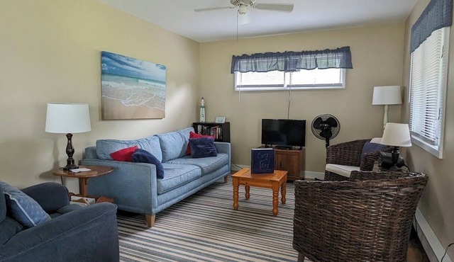 Charming cottage with shared beachfront on Grand Traverse Bay near Northport.