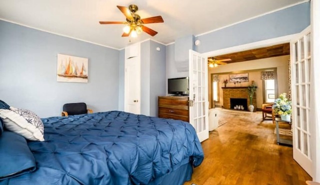 Charming/Cozy 2 BR 1 Bath steps from downtown.