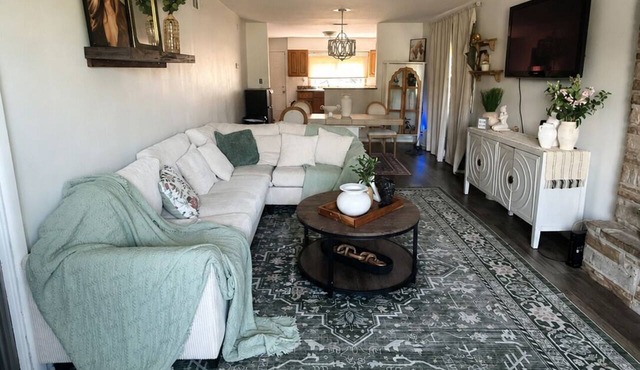 Charming Farmhouse 0.6 Miles from Ingall's University of Chicago Hospital