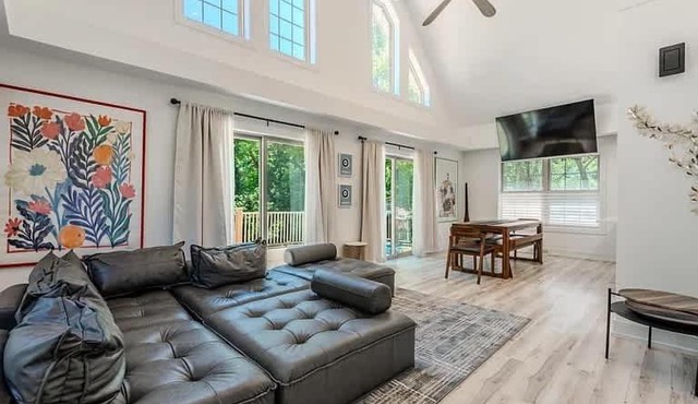 Charming Farmhouse Near Orchards & Wineries