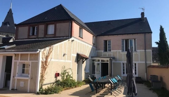 Charming 14-Person Country House with Garden, BBQ, Parking, Near Chartres