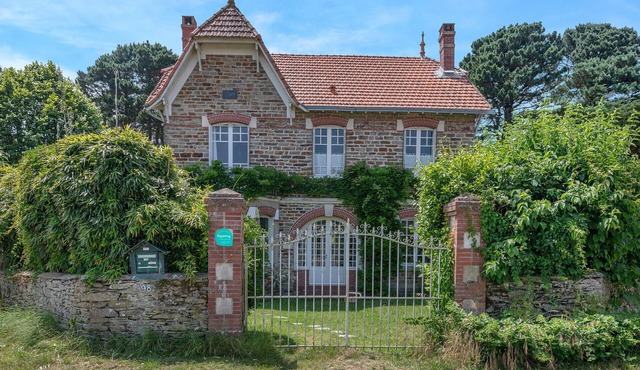 Charming villa 250m from beach – sleeps 14