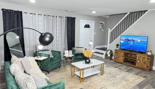 Charming Full Modern Home+Free Parking+Fast Wi-Fi & Centrally located