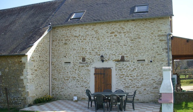 Charming fully equipped rural gite with shared heated summer pool (WiFi ext)