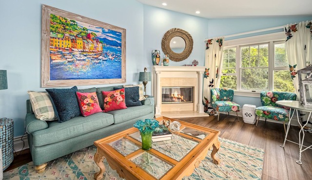 Charming penthouse with two balconies & harbor views