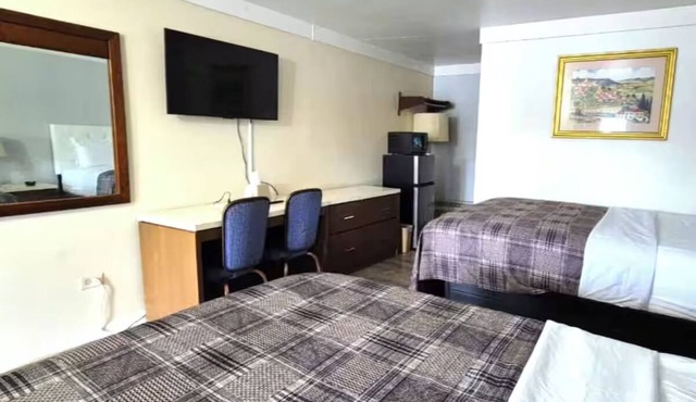 Charming Pet-Friendly Room w/Free Parking - Near South Holland Metro