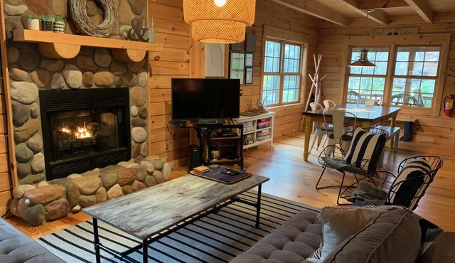 Charming Saugatuck Log Cabin - minutes away from everything - with NEW hot tub!