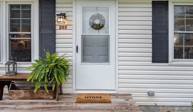 Charming Three Oaks Cottage - dog friendly with a fenced yard and hot tub!
