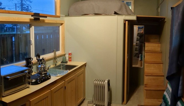Charming tiny house bungalow at Nugents Corner with WiFi & Baker Mt close by. in Everson