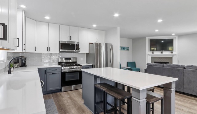 Cherry St Retreat, Walk to Geneva Lake, Sleeps 14!