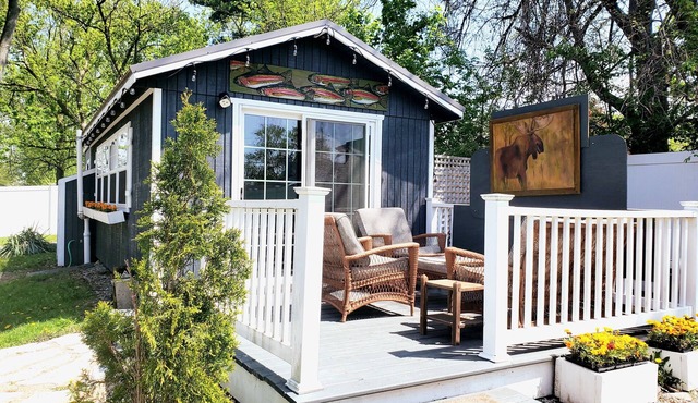 Cherry Street Guesthouse with private wooded yard & firepit, 3 blocks to town!