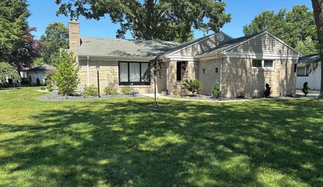 Cherry Tree Vacation Home, 4 BR 2 BA 2500 sq ft, safe neighborhood .9 mi to ND!