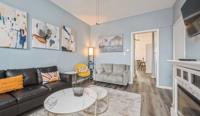 Chic 2-bedroom apartment in marvelous Lakeview/LincolnPark/Wrigley with WiFi/AC
