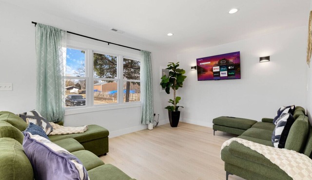 Chic 4BR Lakefront Canal Escape