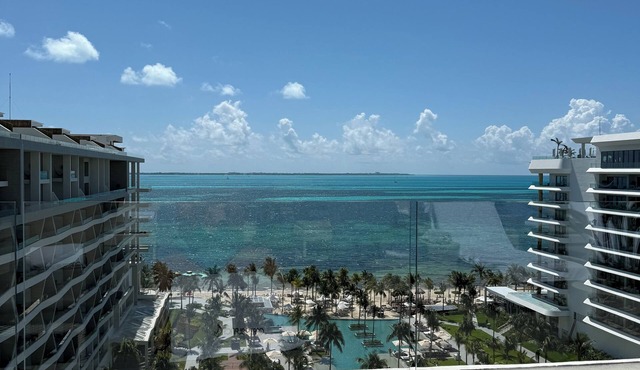 Chic 5 Diamond Resort in beautiful Cancun, rest and enjoy!