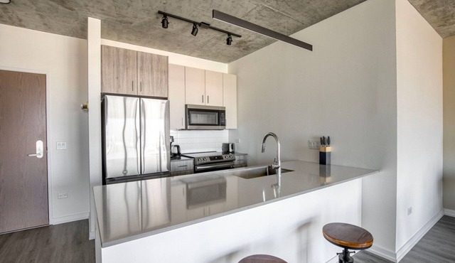 Chic River North 1BR w/ Fitness Center, 1 block to L, by Blueground