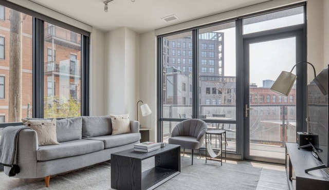 Chic River West 2BR w/ Gym, Grills & Rooftop, nr I-90, by Blueground