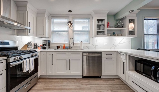 Chic & Spacious Bi-Level Bucktown Condo - Sleeps 8