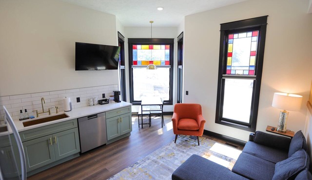 Chic Urban apartment at the Victorian – Steps to Dining, Shops & Farmers Market