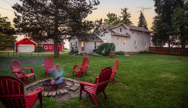 Christmas Farmhouse on 3 Private Acres Pet Allowed