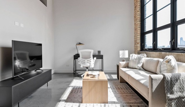Classic Lincoln Park 1BR w/ W/D, Gym & Roof, nr I-90, by Blueground