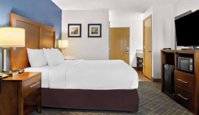 Clean & Modern Joliet Hotel—Indoor Pool, Free Breakfast & Close to I-55 Corridor