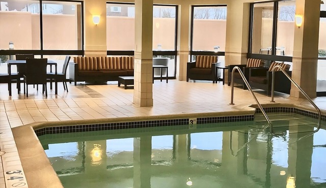 Close to Attractions! 4 Relaxing Units, FREE Parking, Near Elgin History Museum!