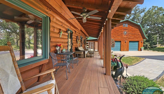 Cobblestone Cabin- 5 minutes from Geneva Lake, Easy Access to Snowmobile Trails!