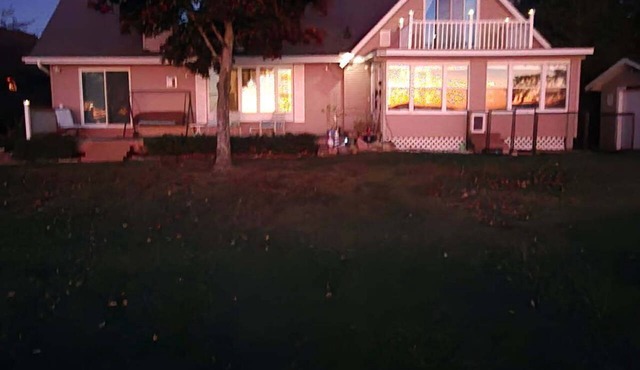 Comfortable 3-bedroom 2 bath home with beach on Little Bay de noc. Pets welcome!