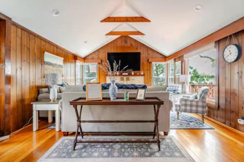 Comfortable Cabin on Lake and 20 min from Ski Hill and Alpine Valley