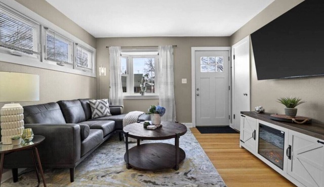 Comfortable & Charming 4BR, near Stadium & Zoo!
