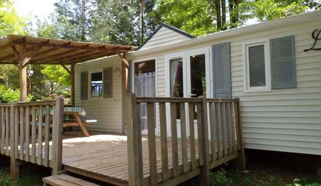 Comfortable mobile home with terrace for 6 people in La Cassagne