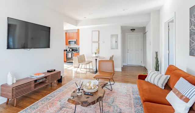 Comfy and Chic Escape 2BR and 2BA in Little India