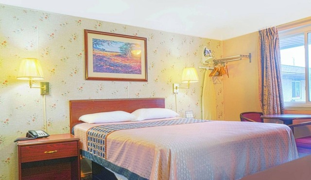 Comfy and Clean Queen Bed Unit – Less Than 2 Miles from Downtown Bay City