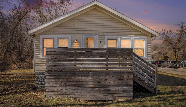 Comfy Craftsman Full 2 Bed Apartment w/Modern Luxuries