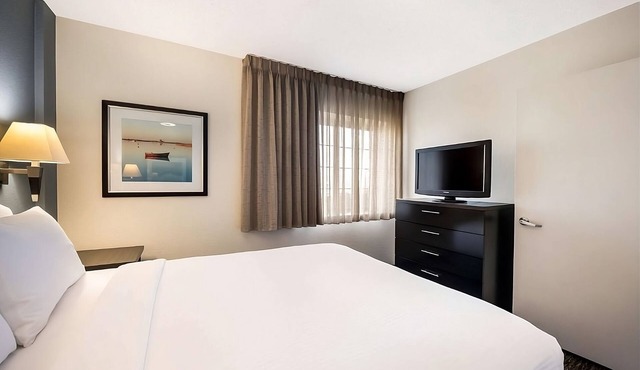 Convenient Stay in Michigan! 2 Comfortable Units, Kitchen, Parking!