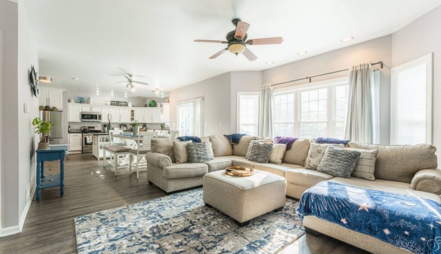 Cosmos Stays, Open Space, Jacuzzi, King Beds, Hot Tub, Serene, Spacious
