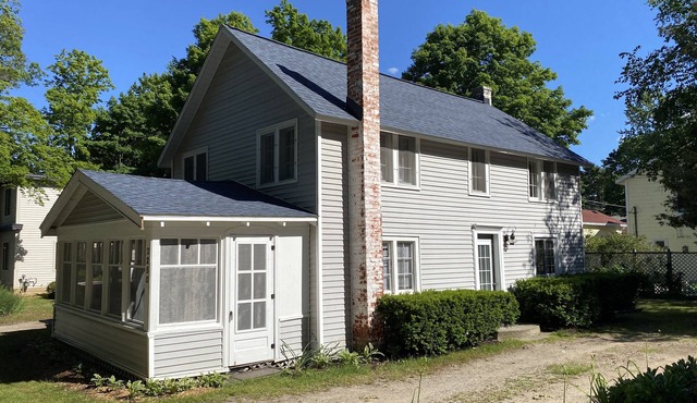 Cottage next to Holland State Park in Holland