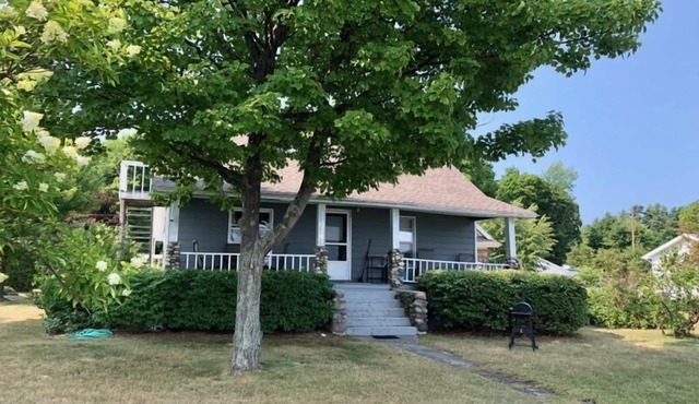Cottage on the beach in Northport. Sunrise views. Pet considered.