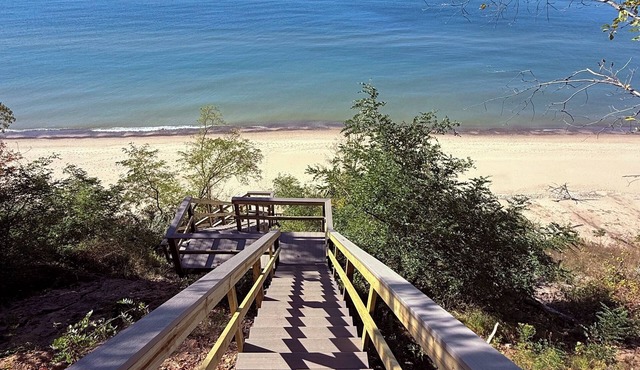 Cottage on the Bluff - NEW Stairs to the Beach, Hot Tub & Unbeatable Sunsets!