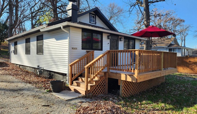 Cottage walking distance to Lake Geneva!