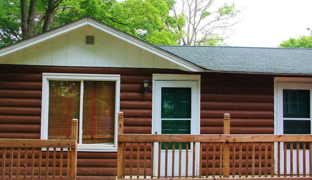 “Couples’ Cozy Cabin – King Bed, Walk to Geneva Lake”