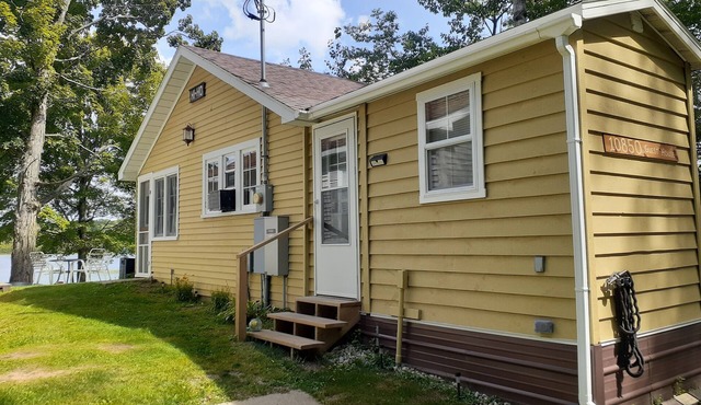 Cozy 1 Bdrm cabin/sleeps max 4. Fireplace/Lakefront/Boats included Open all year