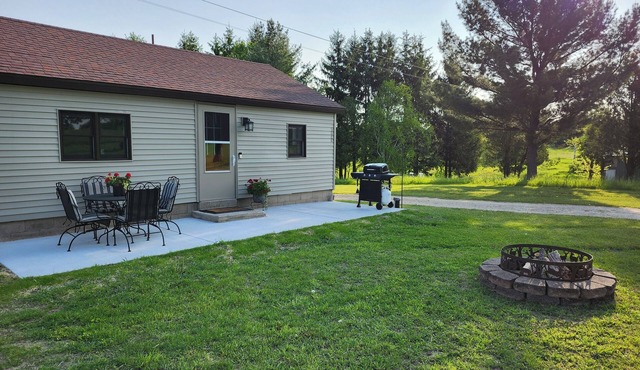 Cozy 1-bedroom cottage on a horse farm 15 minutes from Traverse City