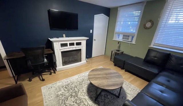 Cozy 1-bedroom garden apartment in W Lakeview/Wrigley/Roscoe Village/Fast WIFI