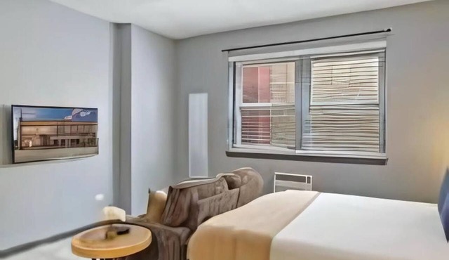Cozy 1-bedroom studio in brilliant Chicago with AC