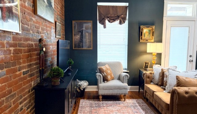Cozy 1-bedroom studio with private outdoor area in downtown Henderson