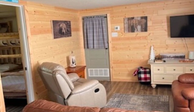 Cozy 2-bedroom cabin near endless trails. Family and pet friendly. Fire pit & AC